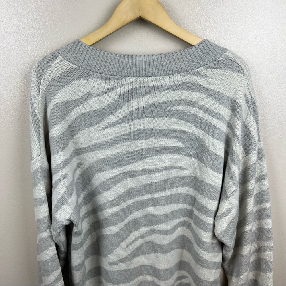 Varley Calvert Vneck Sweater Size Medium Gray Zebra Oversized Chunky Cozy Wool - Picture 8 of 10